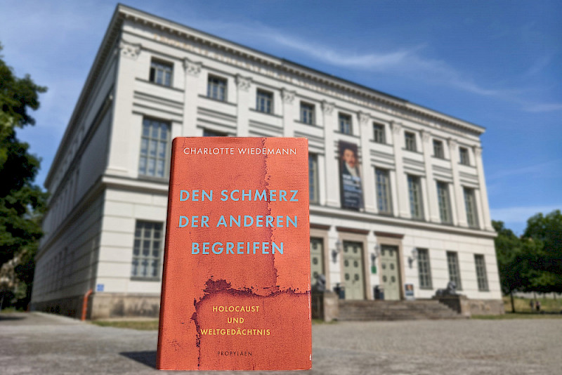 Das Buch „Den Schmerz der Anderen begreifen. Holocaust und Weltgedächtnis“ von Charlotte Wiedemann steht im Zentrum von "Eine Uni - ein Buch".