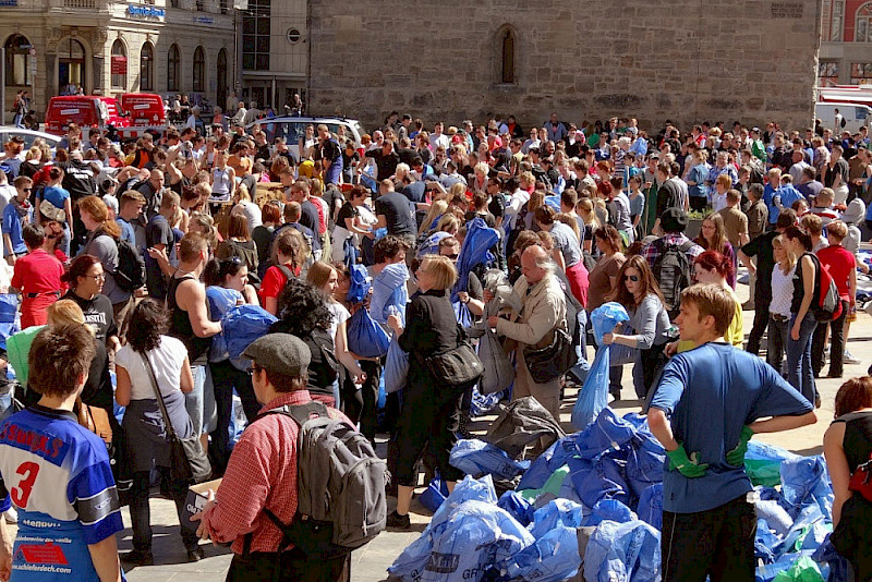 Unter den tausenden Freiwilligen, die auf dem Markplatz in Halle Sandsäcke befüllten, waren auch viele Studierende der Uni.