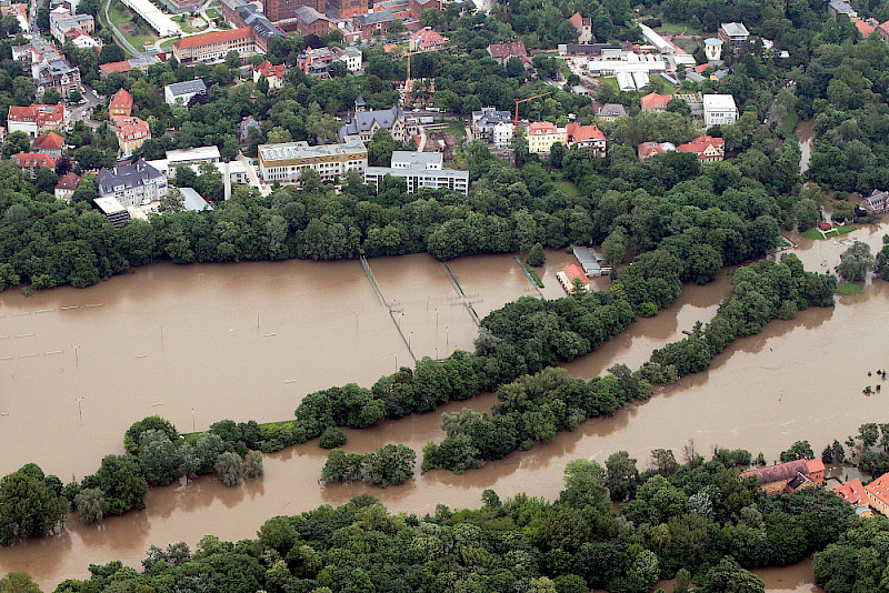Blick von oben auf den Sportplatz Ziegelwiese: Er wurde komplett überflutet, das Universitätssportzentrum rief dazu auf, bei den Aufräumungsarbeiten mitzuhelfen.