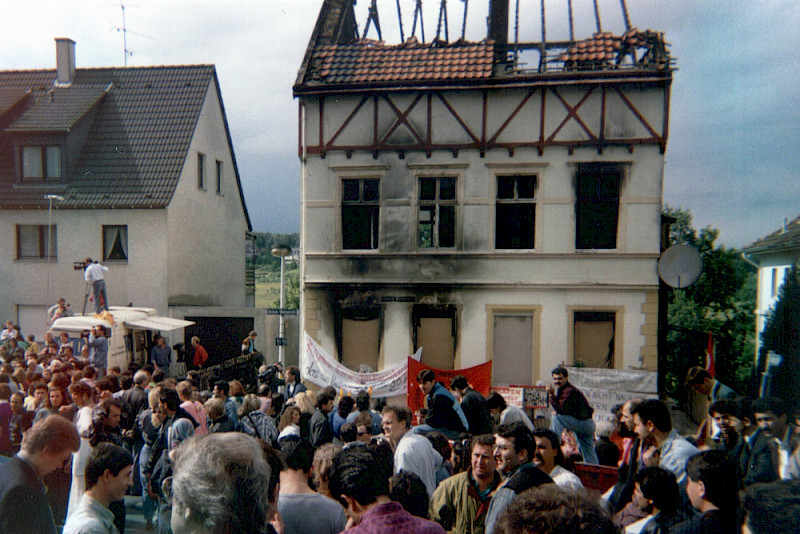 Demonstration nach dem Brandanschlag auf dieses Haus in Solingen, bei dem 1993 fünf Menschen starben