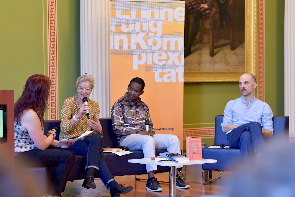 Im Podium saßen Natascha Ueckmann, Charlotte Wiedemann, Kokou Azamede und Steffen Hendel (von links).