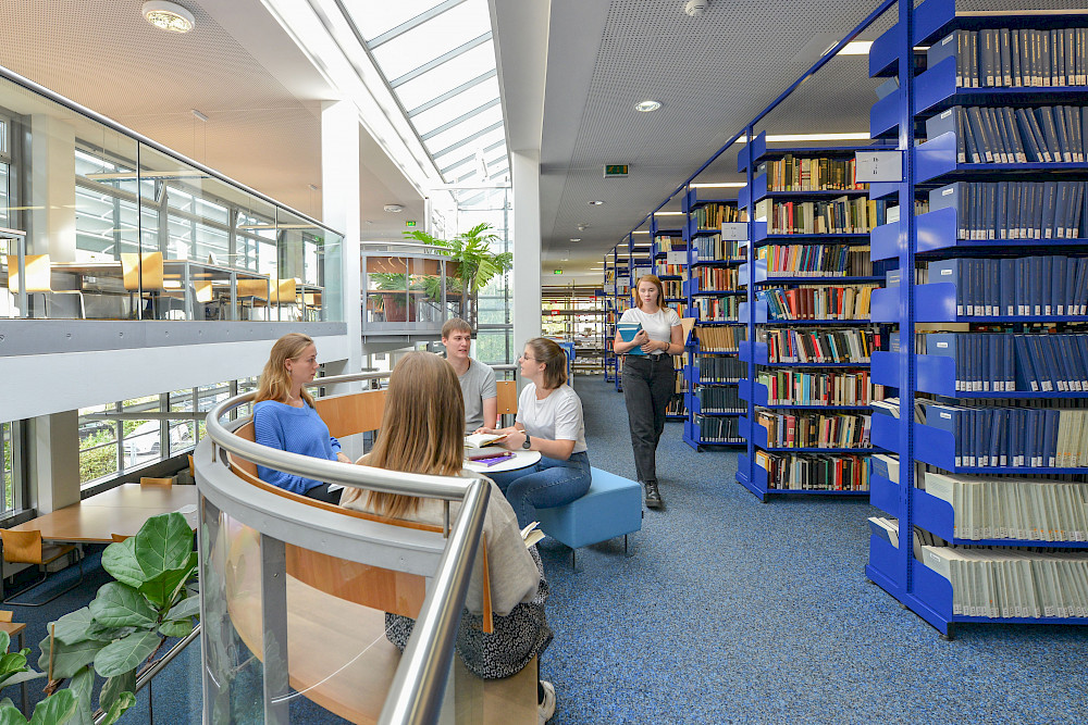 Bibliotheken – hier die erziehungswissenschaftliche am Franckeplatz – sollen heute auch ein Platz für Lerngruppen sein.