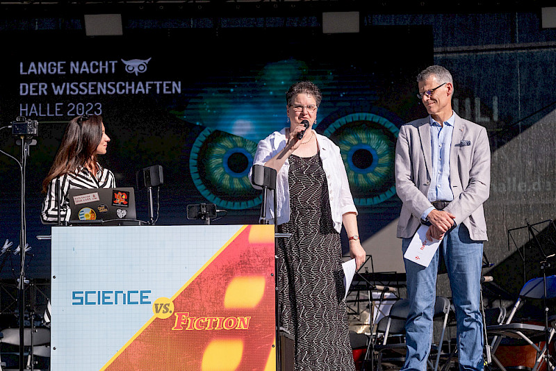 Rektorin Claudia Becker (Mitte) und Bürgermeister Egbert Geier eröffneten die Lange Nacht der Wissenschaften.