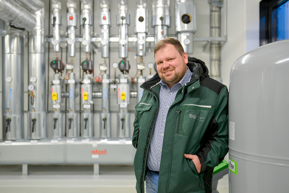 Energiemanager Christian Wittenberg im Winter im Heizungsraum des Charles-Tanford-Proteinzentrums