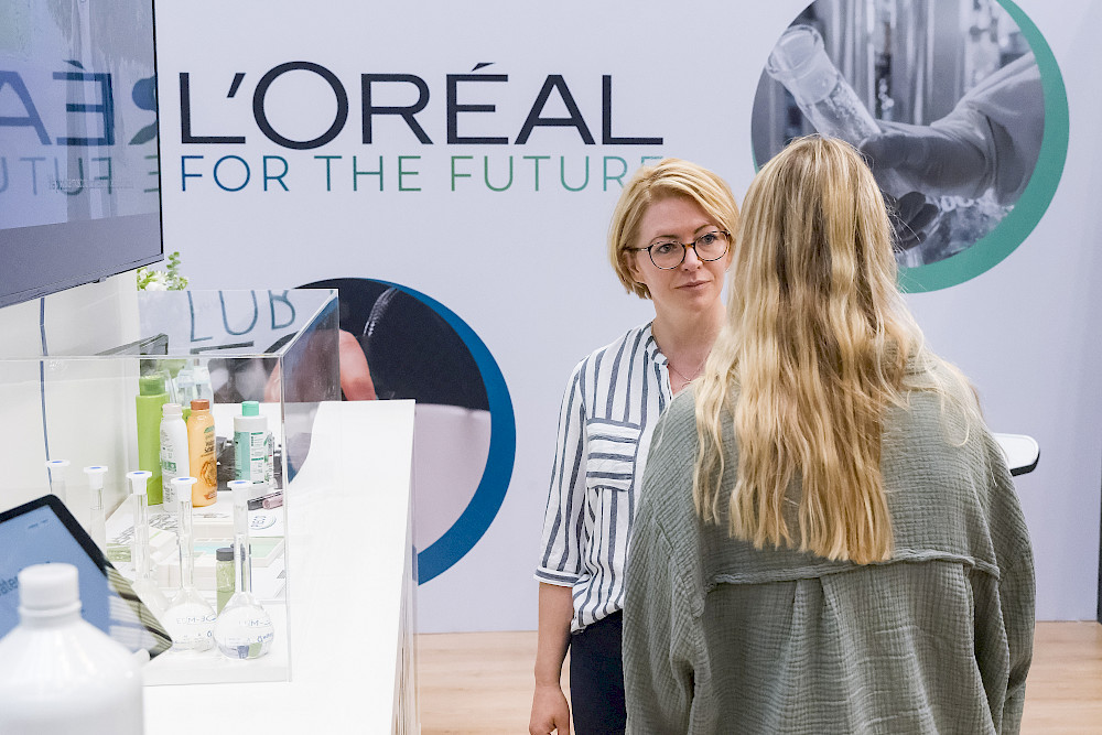 Anne Linnenbrügger beim Greentech Festival in Berlin. Die MLU-Alumna leitet die Nachhaltigkeitskommunikation von L’Oréal.