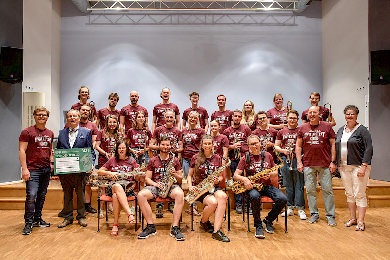 In ihren neuen T-Shirts wurde die Uni-Bigband von Rektorin Claudia Becker (rechts) und Ralf-Torsten Speler (2. von links) verabschiedet.