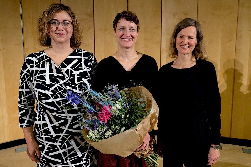 Past Präsidentin des djb Maria Wersig, Anja Schmidt und Laudatorin Katrin Hoffler (v.l.n.r.) beim 45. djb-Bundeskongress.