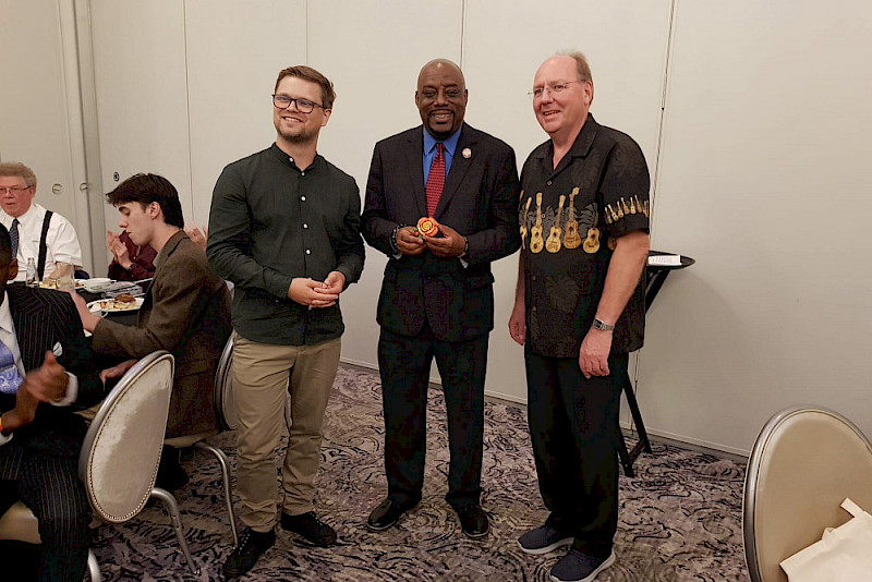 Michael Lieb, Savannahs Bürgermeister Van R. Johnson und Hartmut Reszel (v.li.) beim Empfang des Bürgermeisters. Johnson hat eine "Freundschaftsrose" aus Halle erhalten.