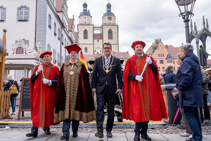 Traditionell zog der Senat vom Rathaus zur Leucorea - angeführt von Rektorin Claudia Becker und Oberbürgermeister Torsten Zugehör (3. von links).