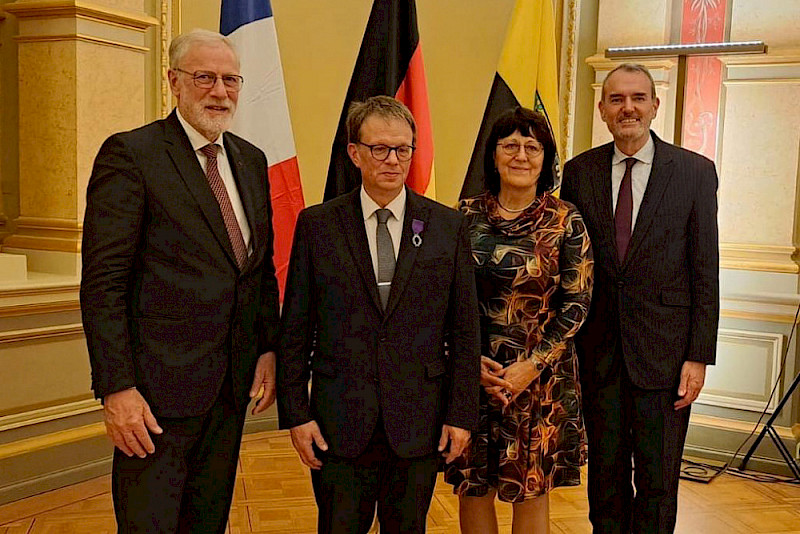 Staatsminister Rainer Robra, Christophe Losfeld, Bildungsministerin Eva Feußner und Emanuel Cohet (von links) bei der Ehrung in Magdeburg