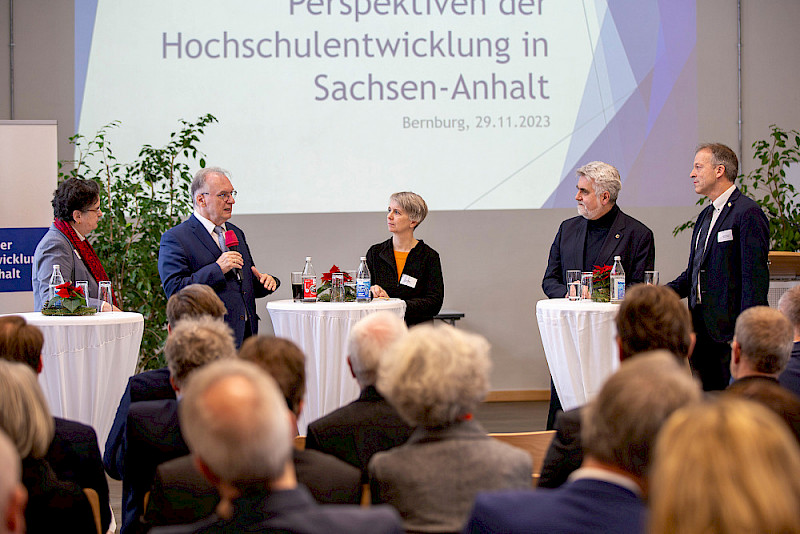 Podiumsdiskussion zum „Bernburger Frieden“ mit Claudia Becker, Reiner Haseloff, Sarah Binay, Armin Willingmann und Folker Roland (von links).