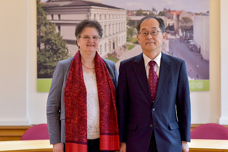 Rektorin Claudia Becker und Botschafter Hidenao Yanagi