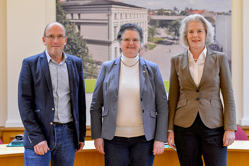 Prof. Dr. Georg Pohnert, Prof. Dr. Claudia Becker und Prof. Dr. Eva Inés Obergfell (von links) bei der Sitzung des mitteldeutschen Unibundes im Alten Senatssaal