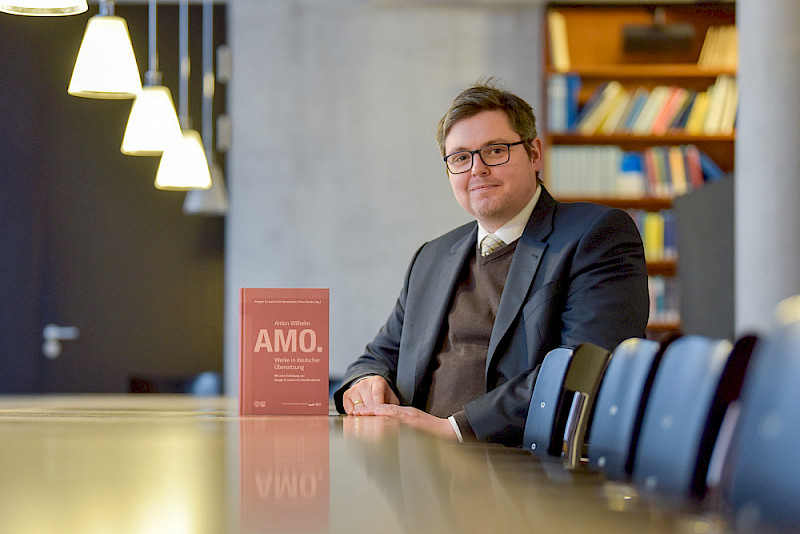 Mitherausgeber Claus Gienke mit dem neuen Buch zu Anton Wilhelm Amo