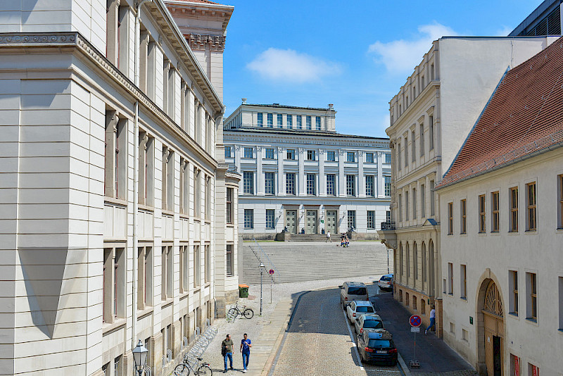 Blick auf den Campus mit Melanchtonianum (links) und dem Löwengebäude, in dem sich auch das Studierenden-Service-Center befindet. Zahlreiche Studienangelegenheiten sollen in dem neuen Campusmanagementsystem gebündelt werden.