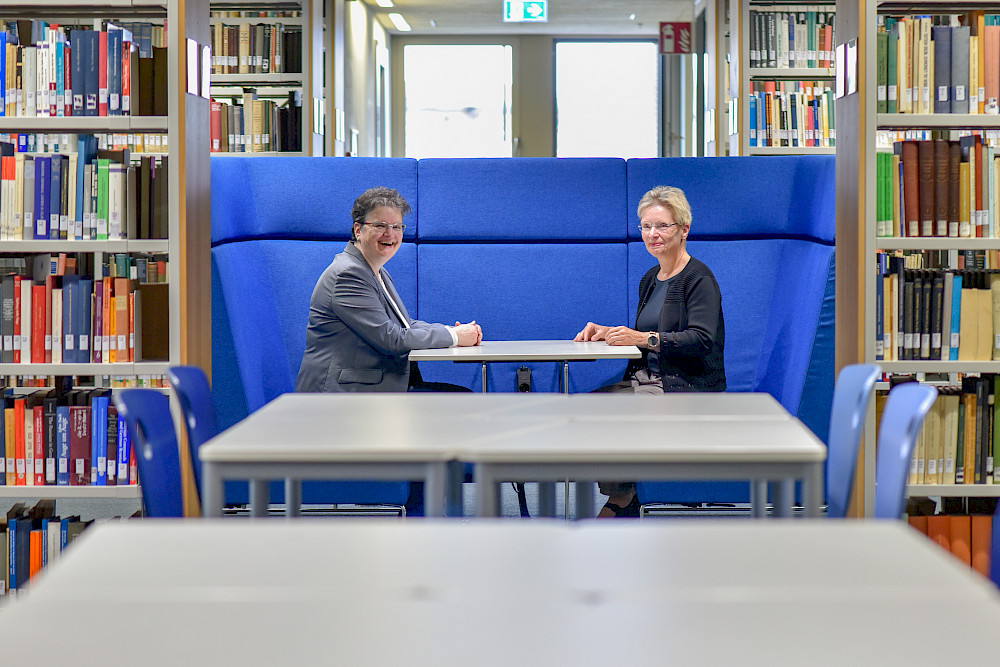 Rektorin Claudia Becker (links) und ULB-Direktorin Anke Berghaus-Sprengel haben in einer der Ruhezonen Platz genommen.