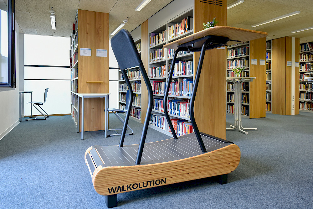 Laufband mit Arbeitsplatz in der Zweigbibliothek Steintor-Campus (Foto: Markus Scholz)