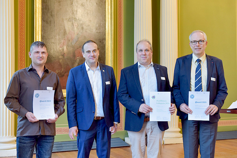 Prorektor Pabo Pirnay-Dummer (zweiter v.l.) übergibt die Lehrpreise an: Steffen Schiele, Kai Lorenz und Thomas Thurn-Albrecht (von links)