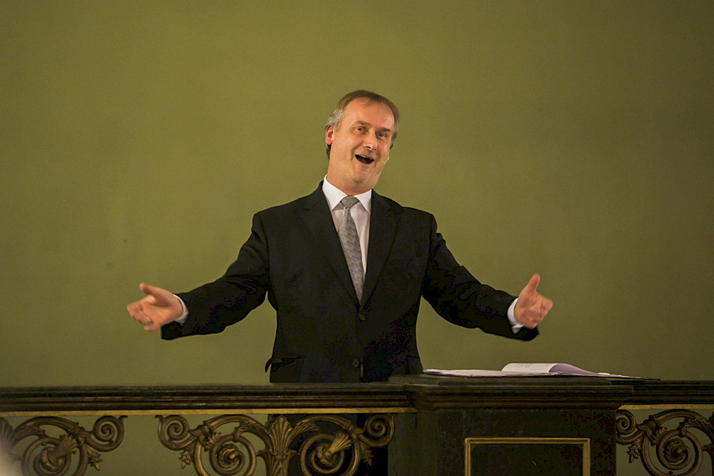 Jens Lorenz - hier bei einem der Adventssingen im Löwengebäude - geht in den Ruhestand.