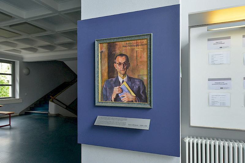 Im Eingangsbereich von Haus 31 hängt das Gemälde, das Hans Ahrbeck zeigt.