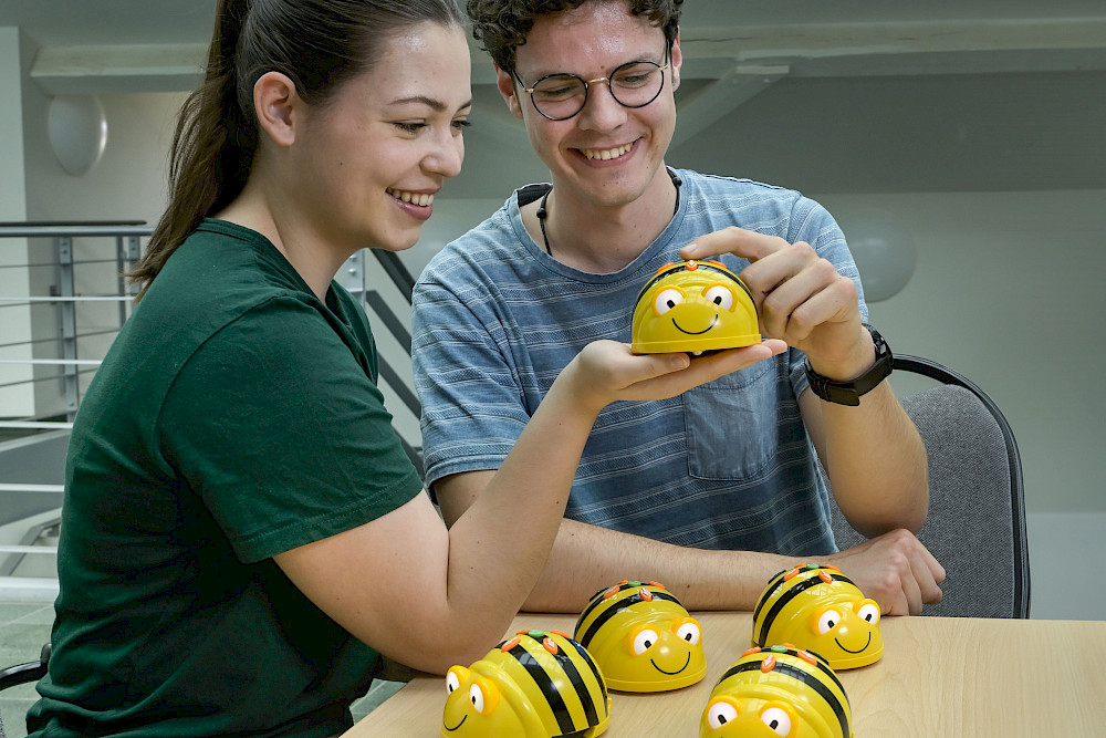 Student teachers Corinna Döhner and Simon Herbrich check out the Bee-Bots, which can be used to explain the basics of algorithms in maths lessons.