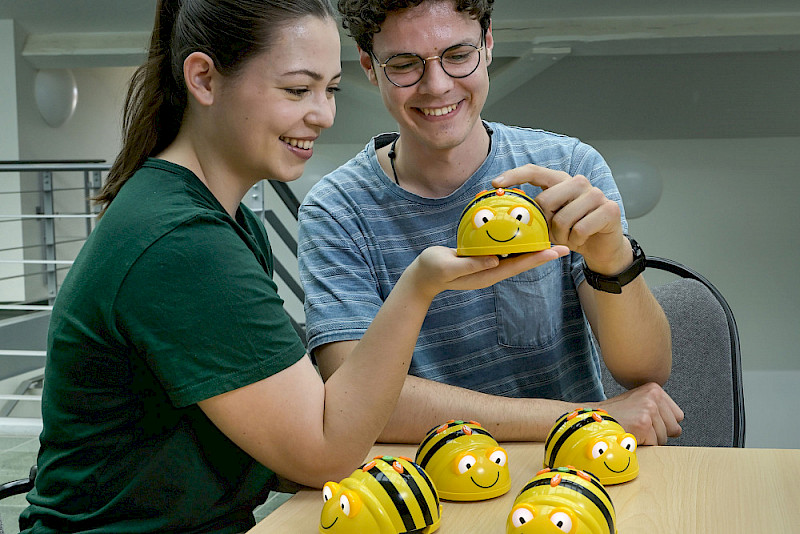 Student teachers Corinna Döhner and Simon Herbrich check out the Bee-Bots, which can be used to explain the basics of algorithms in maths lessons.