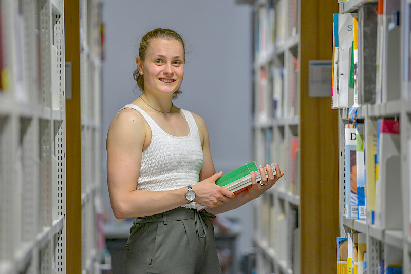 Laura Riedemann in der Steintor-Bibliothek. Seit 2017 studiert sie auf das Lehramt an Gymnasien in den Fächern Deutsch, Sozialkunde und Sport.