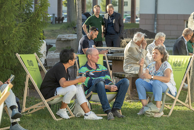 Alumni machten es sich auf Liegestühlen bequem.