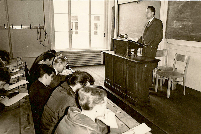 Studenten beim schriftlichen Aufnahmetest unter Aufsicht von Karl-Heinz Sturm, 1965