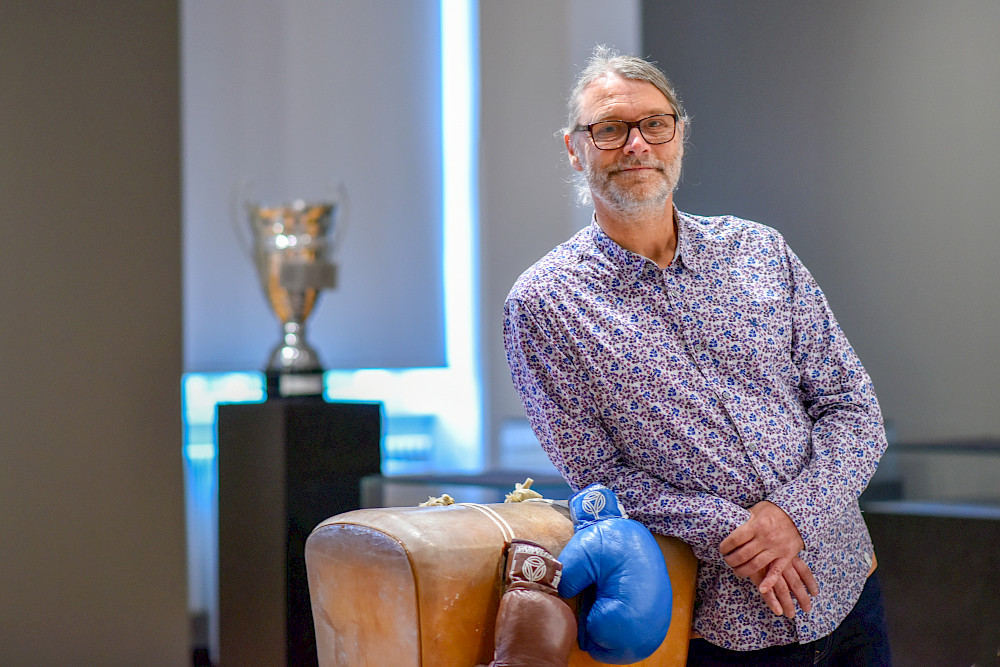 Sprungbock, Boxhandschuhe und Pokal: Oliver Stoll mit einigen der Ausstellungsstücken, die in der Sonderausstellung zu sehen sein werden.