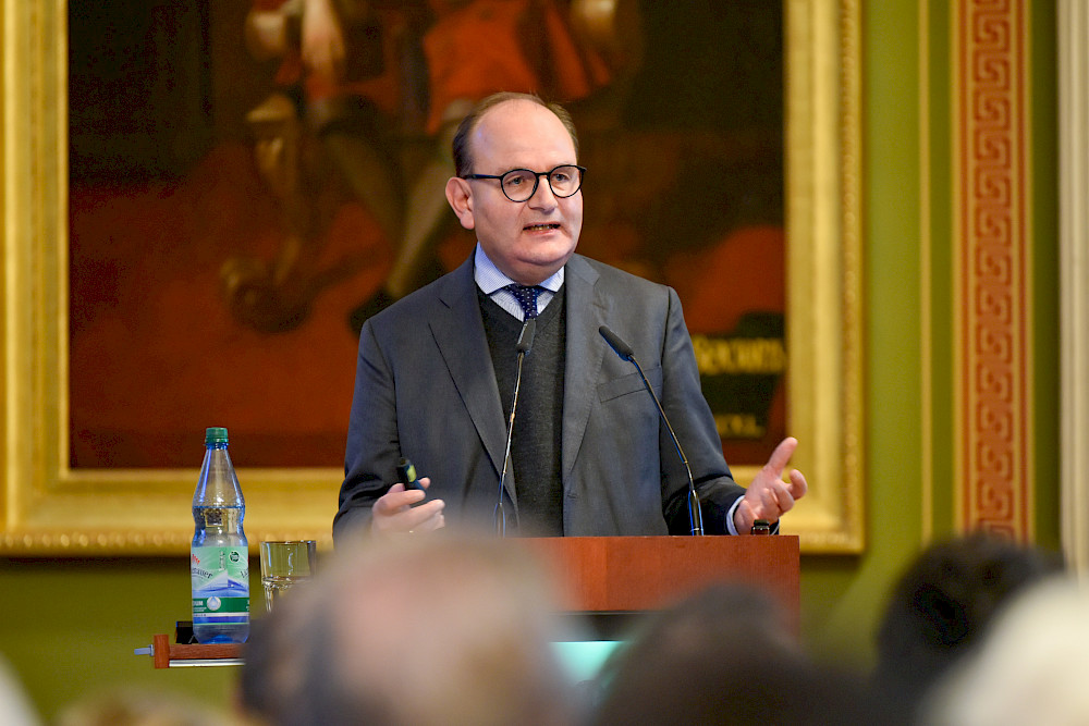 Ottmar Edenhofer während seines Vortrags in der Aula