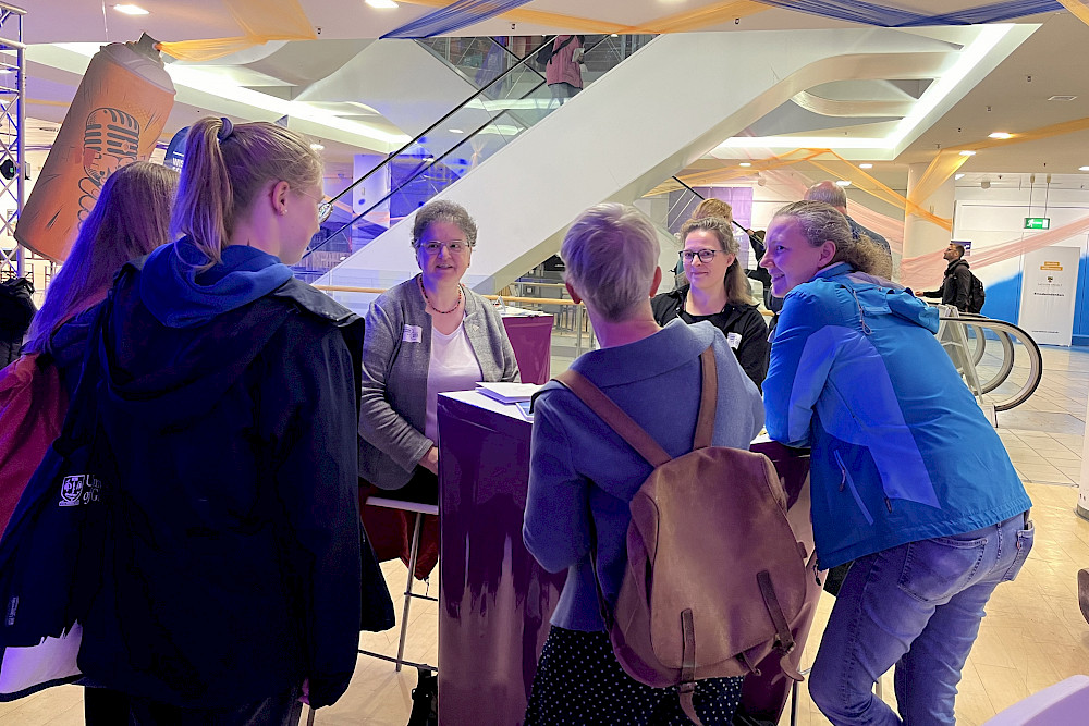 Rektorin Claudia Becker(3. von links) und Mathematikerin Rebecca Waldecker (2. von rechts) debattierten mit Besucherinnen.