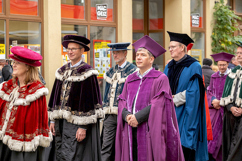 Traditionell zog der Senat in Talaren zur Leucorea.