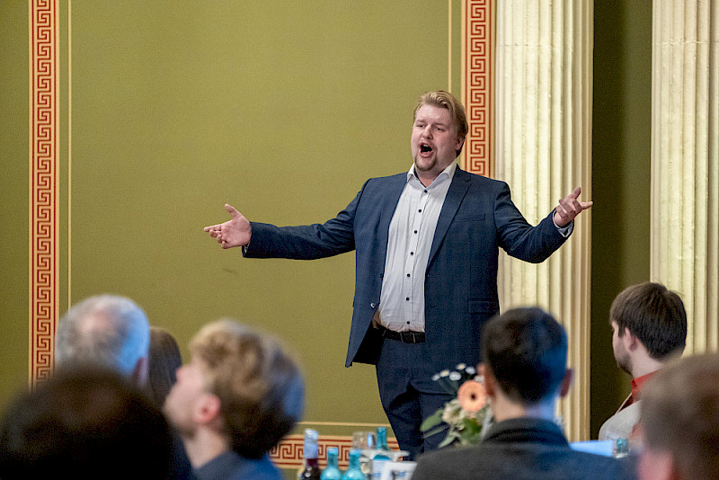 Musikalisch trug Martin Wolff zum Abend bei - mit "O Sole mio", vor über 100 Jahren schon aufgrund einer Panne bei einer olmpischen Siegerehrung gespielt.