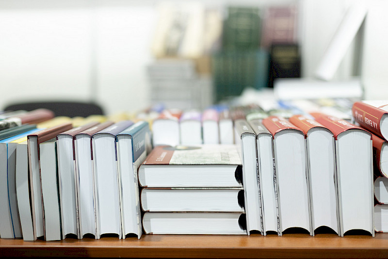 Ein Stapel neu erschienener Bücher