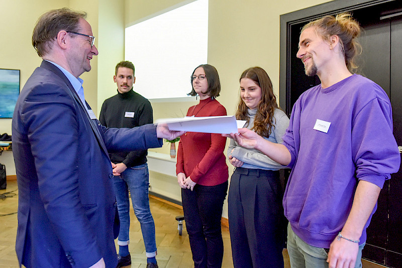 Peter Hinrichs vom Wissenschaftsministerium Sachsen-Anhalt übergab die Stipendien.