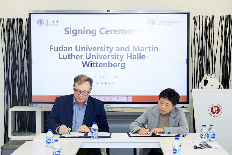 Heiner Klemme (links) und die Dekanin der School of Philosophy der Fudan University Zhang Shuangli unterzeichneten in Shanghai den Fakultätsvertrag.In Halle wurde er später auch von Dekan Andreas Pecar und Rektorin Claudia Becker unterzeichnet.