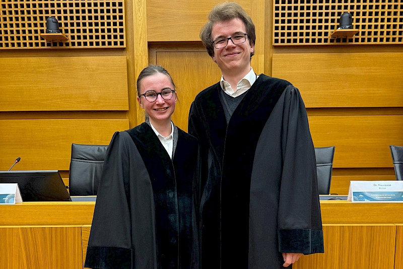 Olga Guselnikova und Jack J. Zipke (rechts) beim ELSA Deutschland Verwaltungsrechts Moot Court.