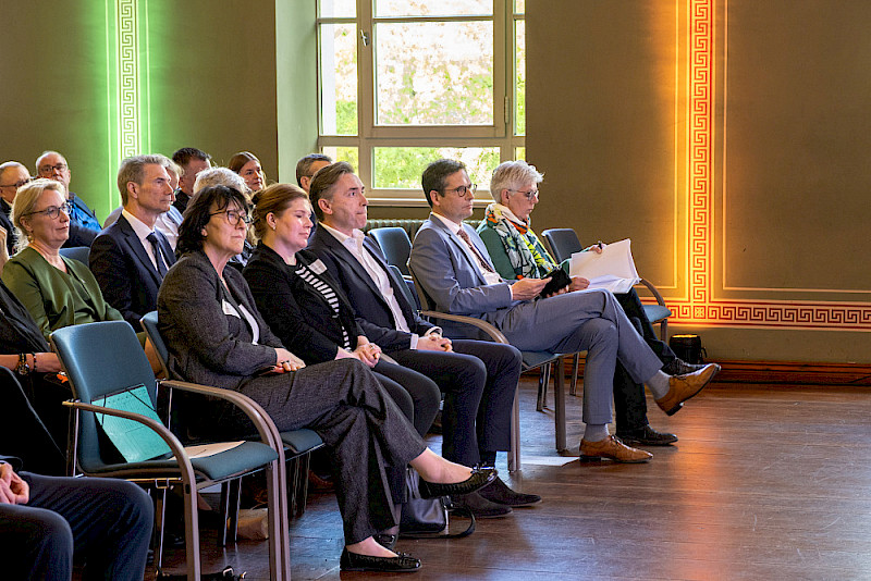 Zum Frühjahrsempfang der Universität kamen unter anderen die Ministerinnen Eva Feußner und Franziska Weidinger, Staatssektetär Thomas Wünsch und Oberbürgermeister Alexander Vogt (erste Reihe, von links).