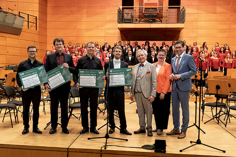 Der VFF-Präsident Ralf-Torsten Speler (3. von rechts) übergab vor dem abendlichen Konzert Schecks an die Leiter der vier Uni-Ensembles: Michael Lieb, Keno Weber, Bernhard Prokein und Daniel Spogis (von links).