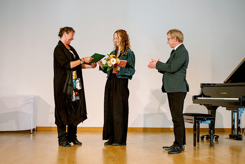 Prorektorin Christine Fürst vergibt den Anton-Wilhelm-Amo Preis an Kathrin Lisa Plass (Mitte), die von Wolf Widdra betreut wurde.