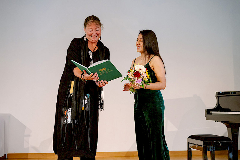 Prorektorin Christine Fürst (links) übergibt den DAAD-Preis 2024 an Diana Paola Ochoa Vásquez