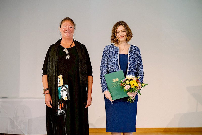 Prorektorin Christine Fürst (links) und die Tägerin des Dorothea-Erxleben-Preises Lena Sophie Leffer
