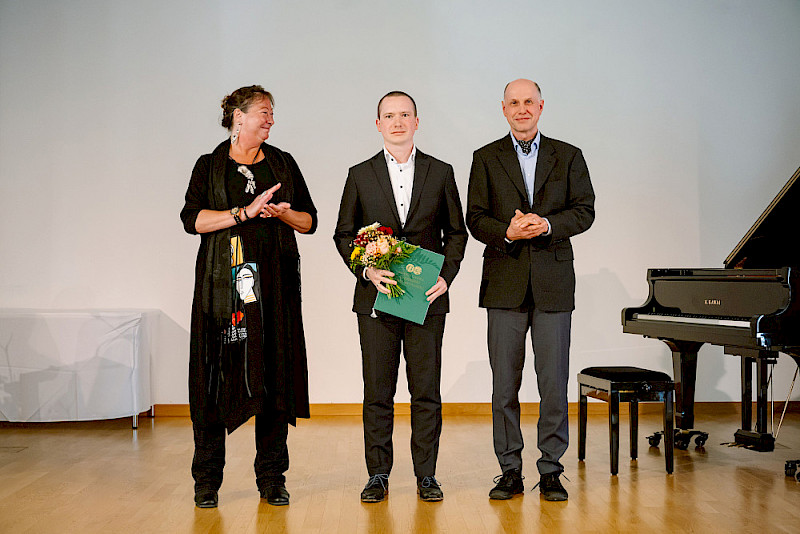 Prorektorin Christine Fürst mit dem Träger des Dorothea-Erxleben-Preises Justus Friedrich Thümmler (Mitte) und dessen Betreuer Wolfgang Binder