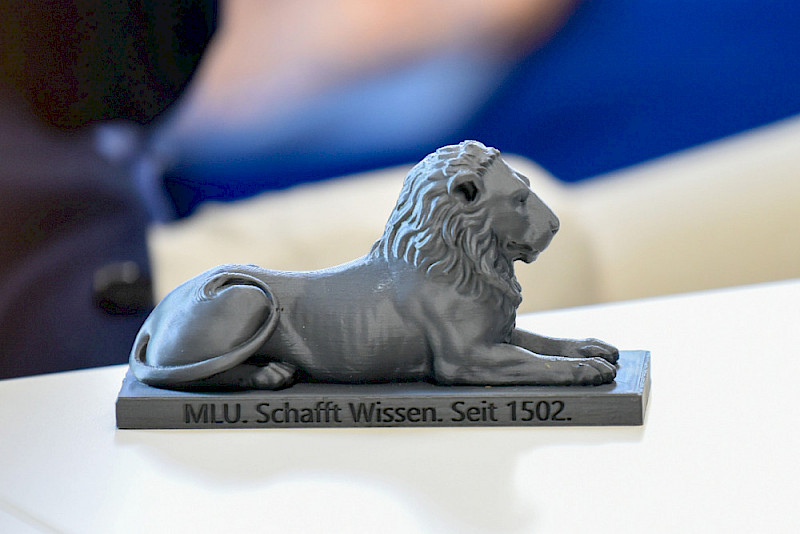 Einen kleinen Unilöwen erhielten die Neuberufenen als Geschenk.