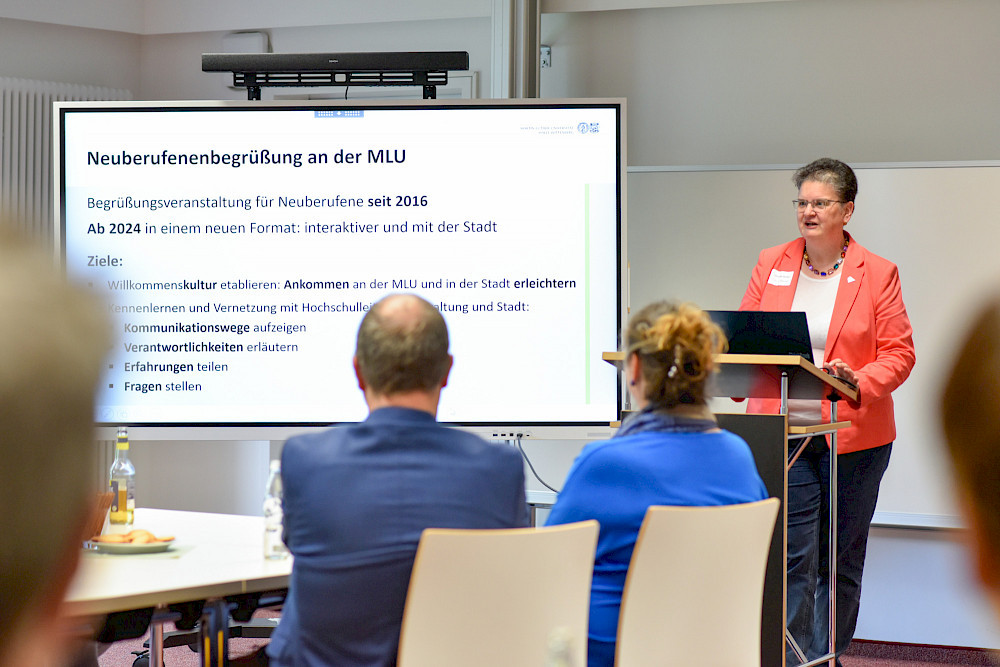 Rektorin Claudia Becker begrüßte die Neuberufenen im Georg-Forster-Haus.