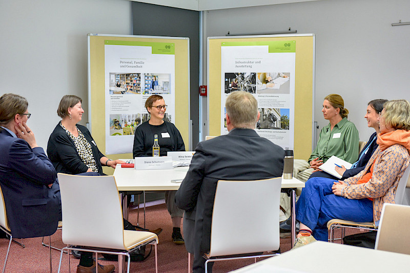 Einer der Thementische, an denen Professorinnen und Professoren bei der uniinternen Veranstaltung am Nachmittag mit Beschäftigten aus dem wissenschaftsunterstützenden Bereich ins Gespräch kamen