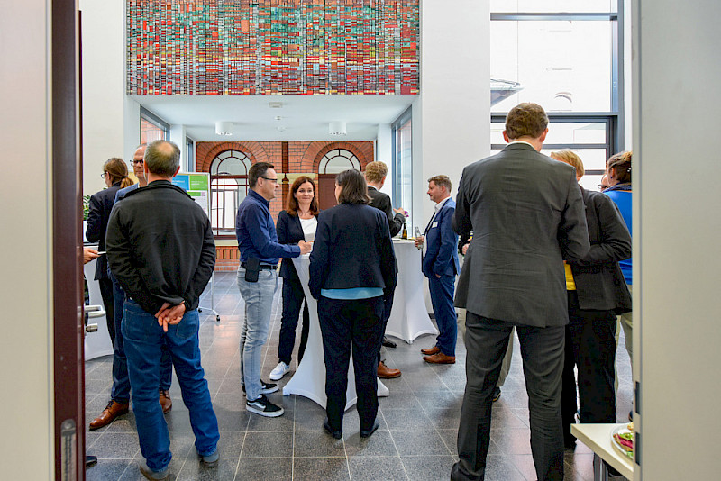 Zeit für Vernetzung: Treffen im Foyer des Georg-Forster-Hauses