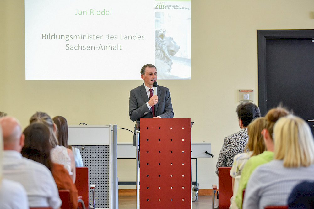 Bei seinem ersten Besuch an der MLU begrüßte Bildungsminister Jan Riedel die neuen Seiteneinsteigerinnen und -einsteiger.