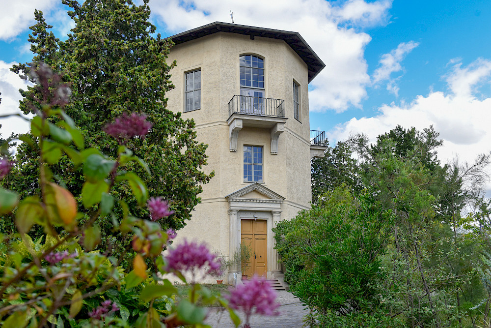 Die Universitätssternwarte steht im Zentrum des Botanischen Gartens.